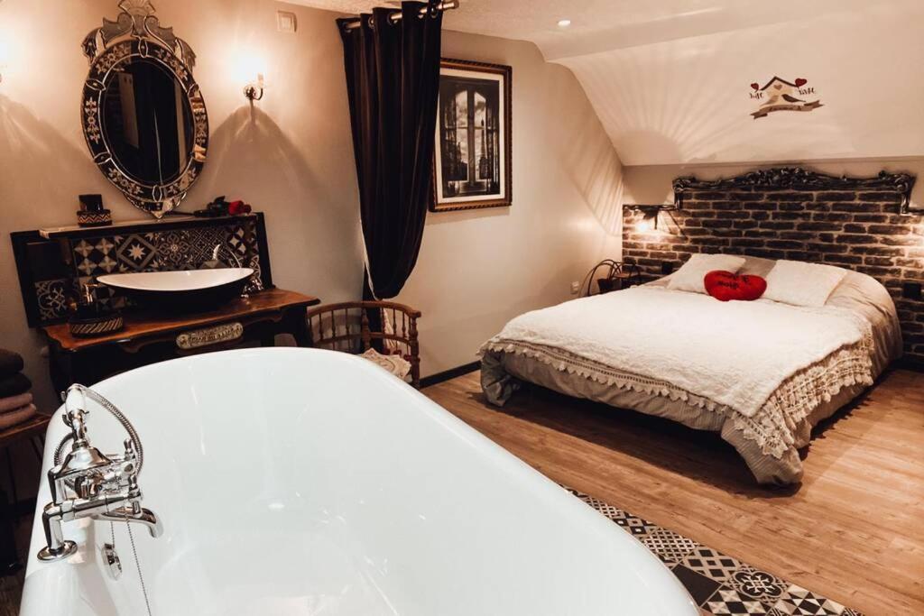 Appartement Romantique Parisien, Baignoire Retro Au Pied Du Lit Boulogne-sur-Mer Exteriér fotografie